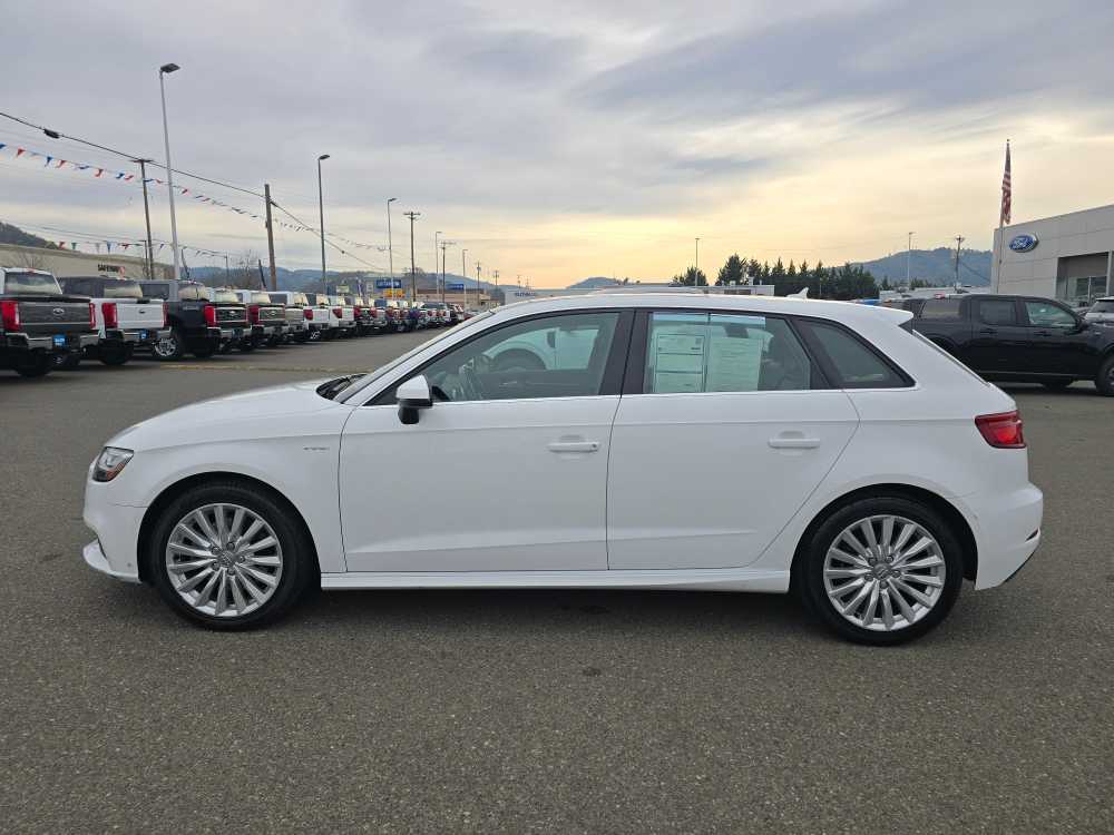 Thumbnail: 2017 Audi A3 e-tron - 2