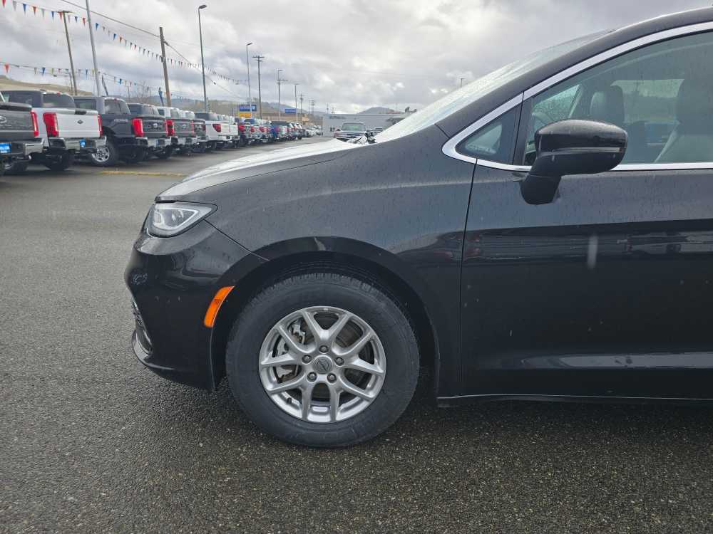 Thumbnail: 2023 Chrysler Pacifica - 19