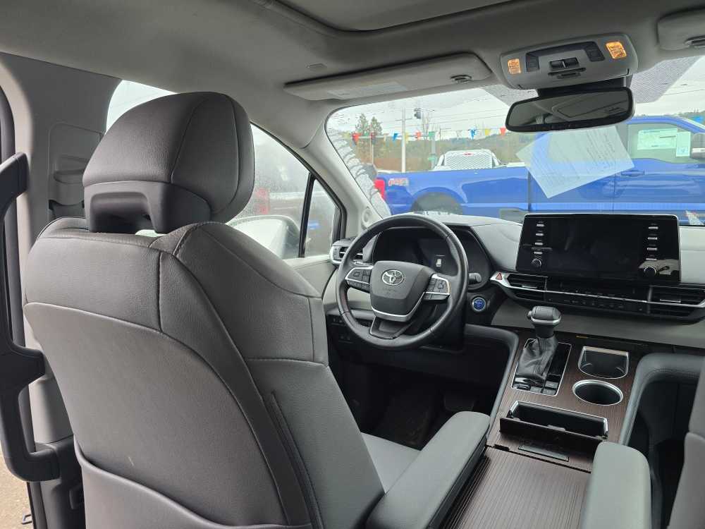 Thumbnail: 2021 Toyota Sienna - 10
