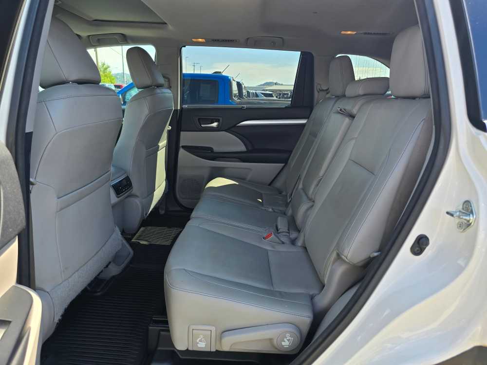 Thumbnail: 2015 Toyota Highlander - 16