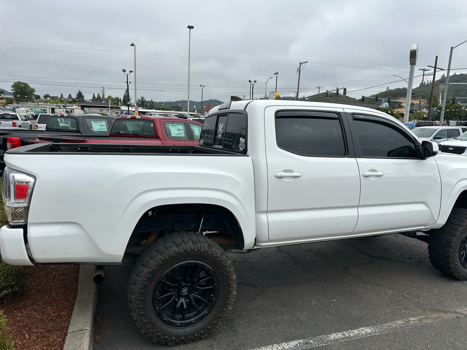 Thumbnail: 2017 Toyota Tacoma - 6