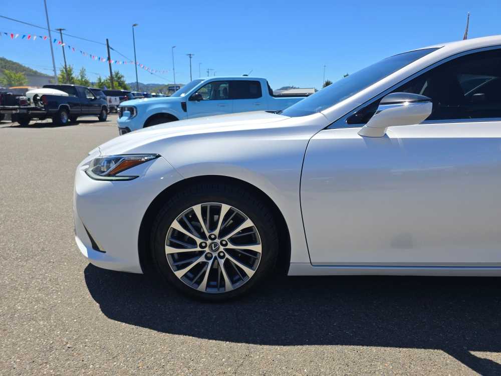 Thumbnail: 2019 Lexus ES - 6