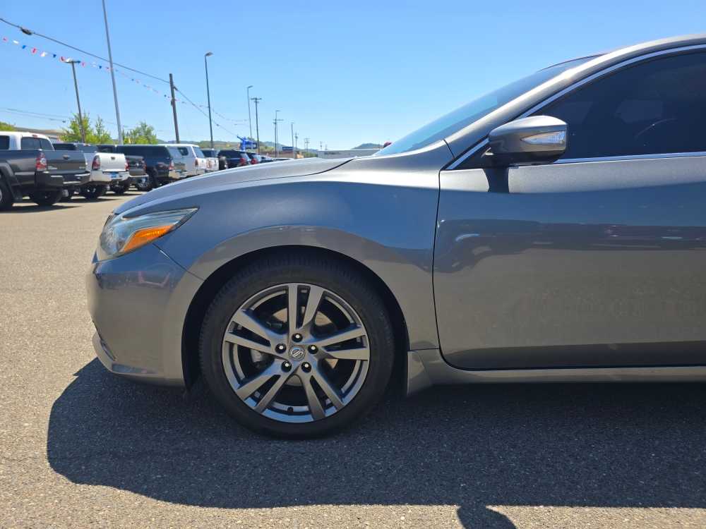 Thumbnail: 2018 Nissan Altima - 18