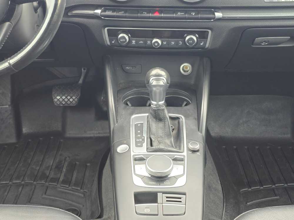 Thumbnail: 2017 Audi A3 e-tron - 13