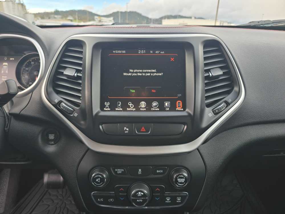 Thumbnail: 2018 Jeep Cherokee - 12