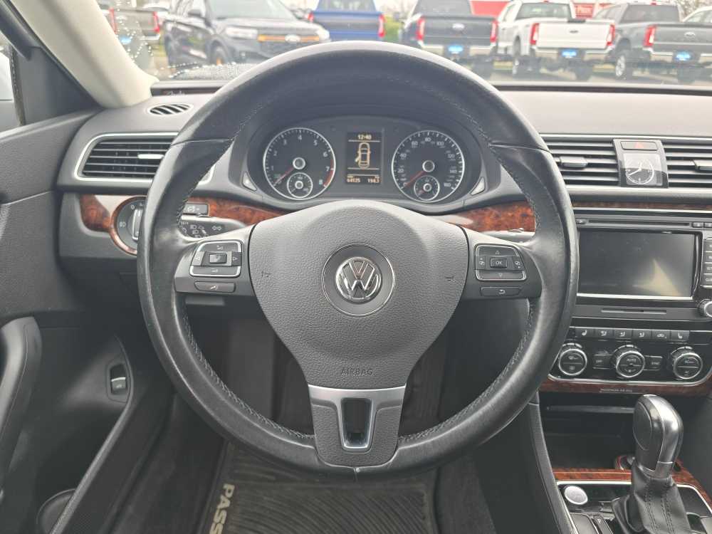 Thumbnail: 2012 Volkswagen Passat - 12