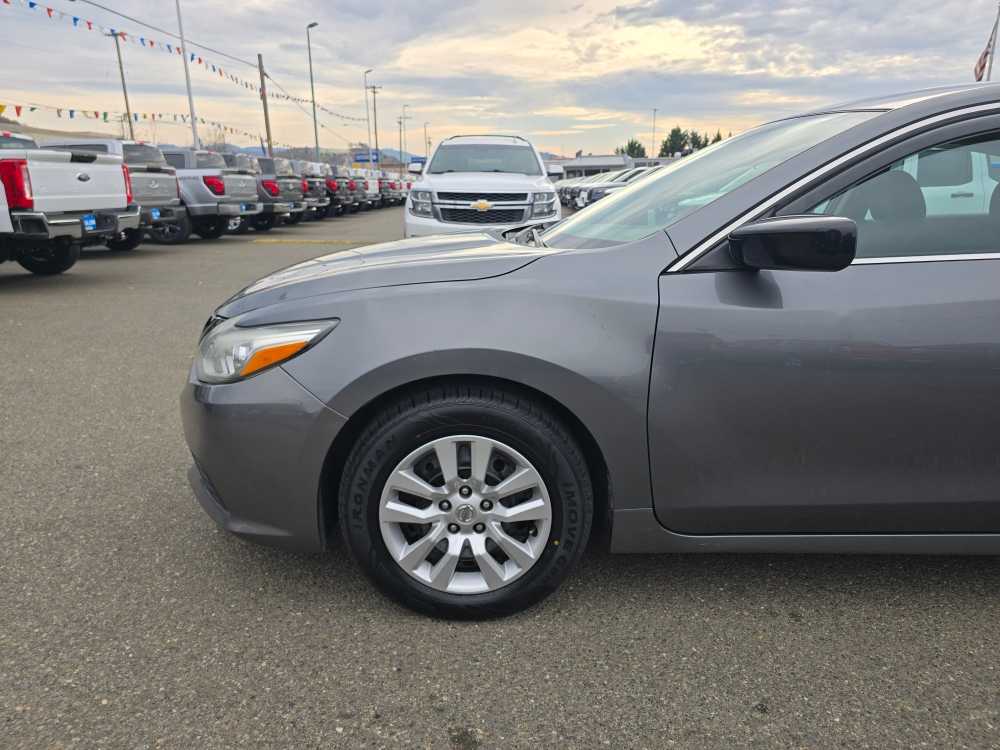 Thumbnail: 2017 Nissan Altima - 18