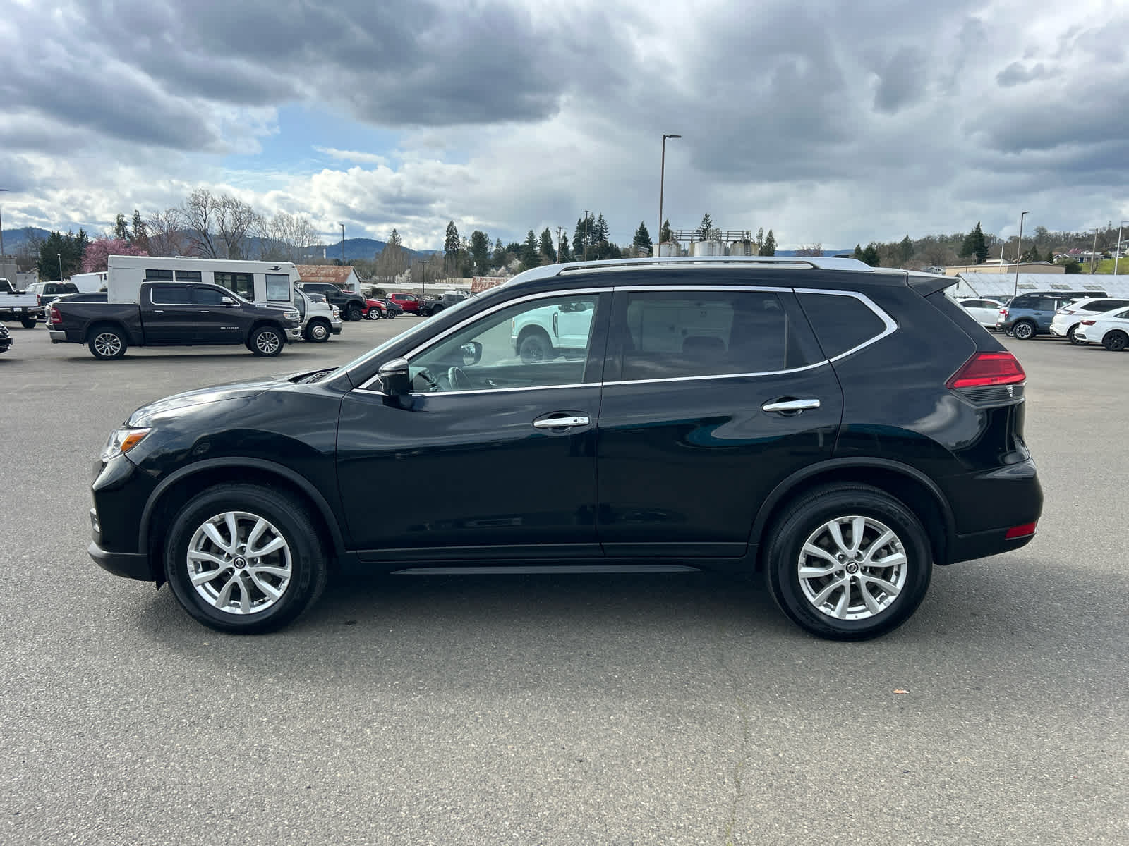 Thumbnail: 2017 Nissan Rogue - 2