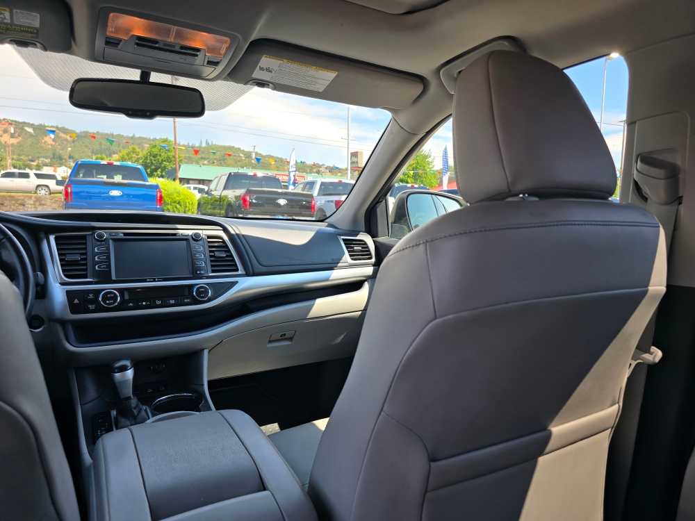 Thumbnail: 2015 Toyota Highlander - 14