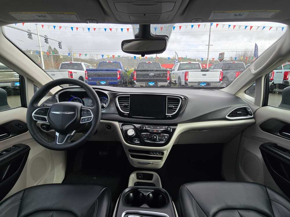 Thumbnail: 2023 Chrysler Pacifica - 15