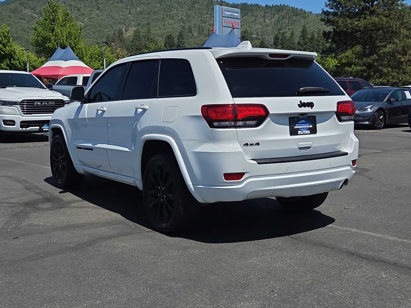 Thumbnail: 2020 Jeep Grand Cherokee - 12