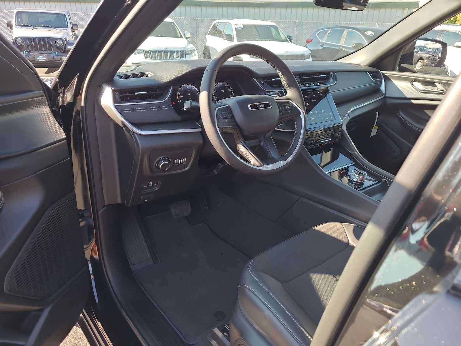 Thumbnail: 2025 Jeep Grand Cherokee - 10