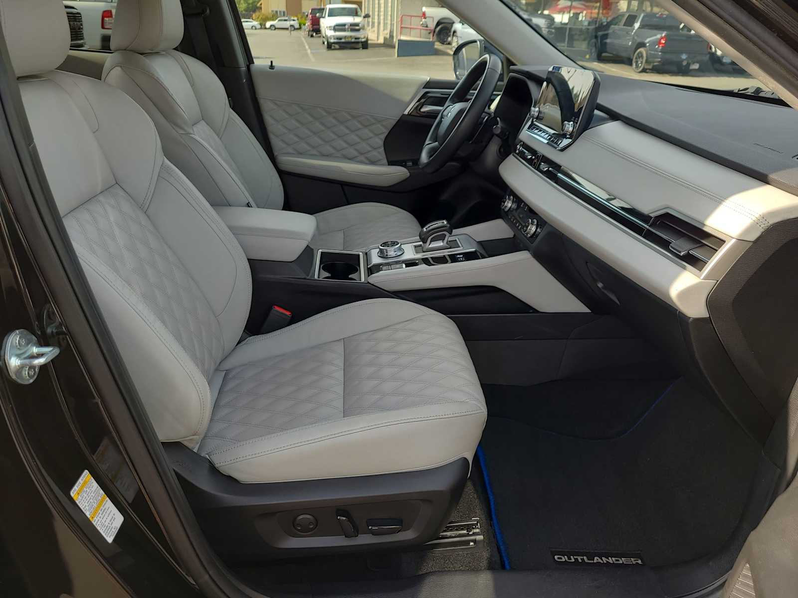 Thumbnail: 2024 Mitsubishi Outlander - 22