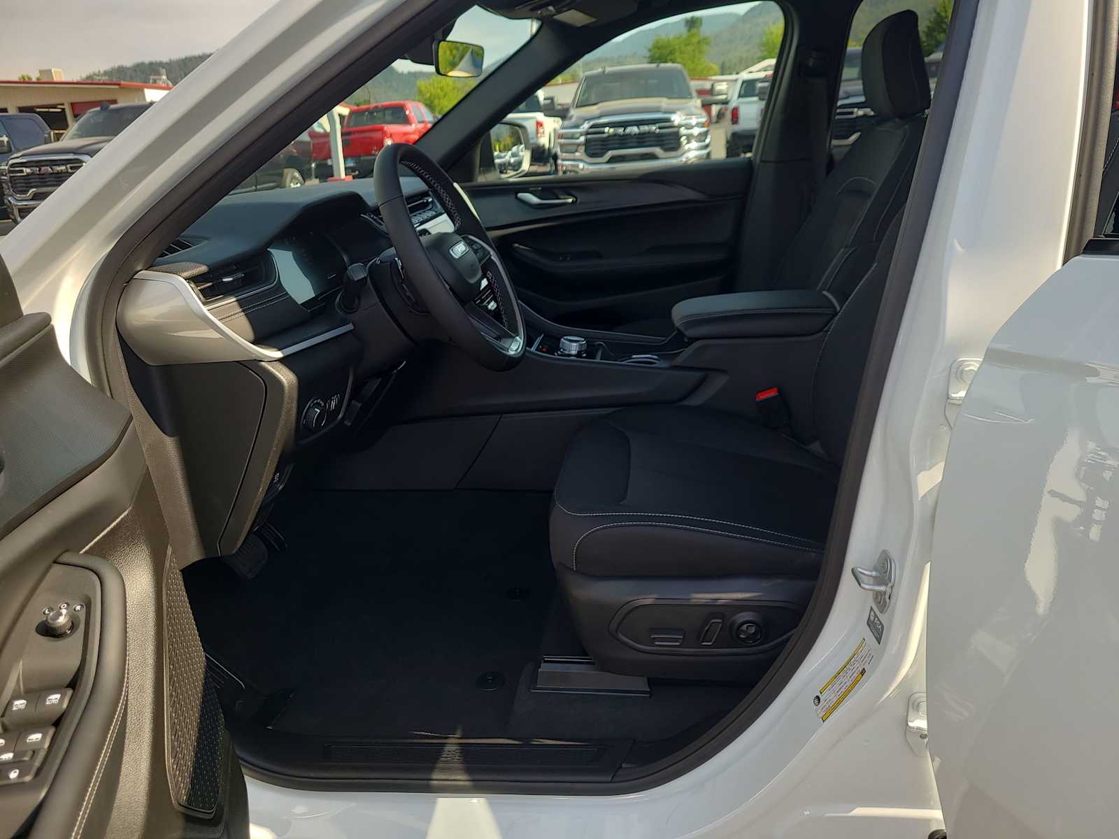 Thumbnail: 2025 Jeep Grand Cherokee - 19