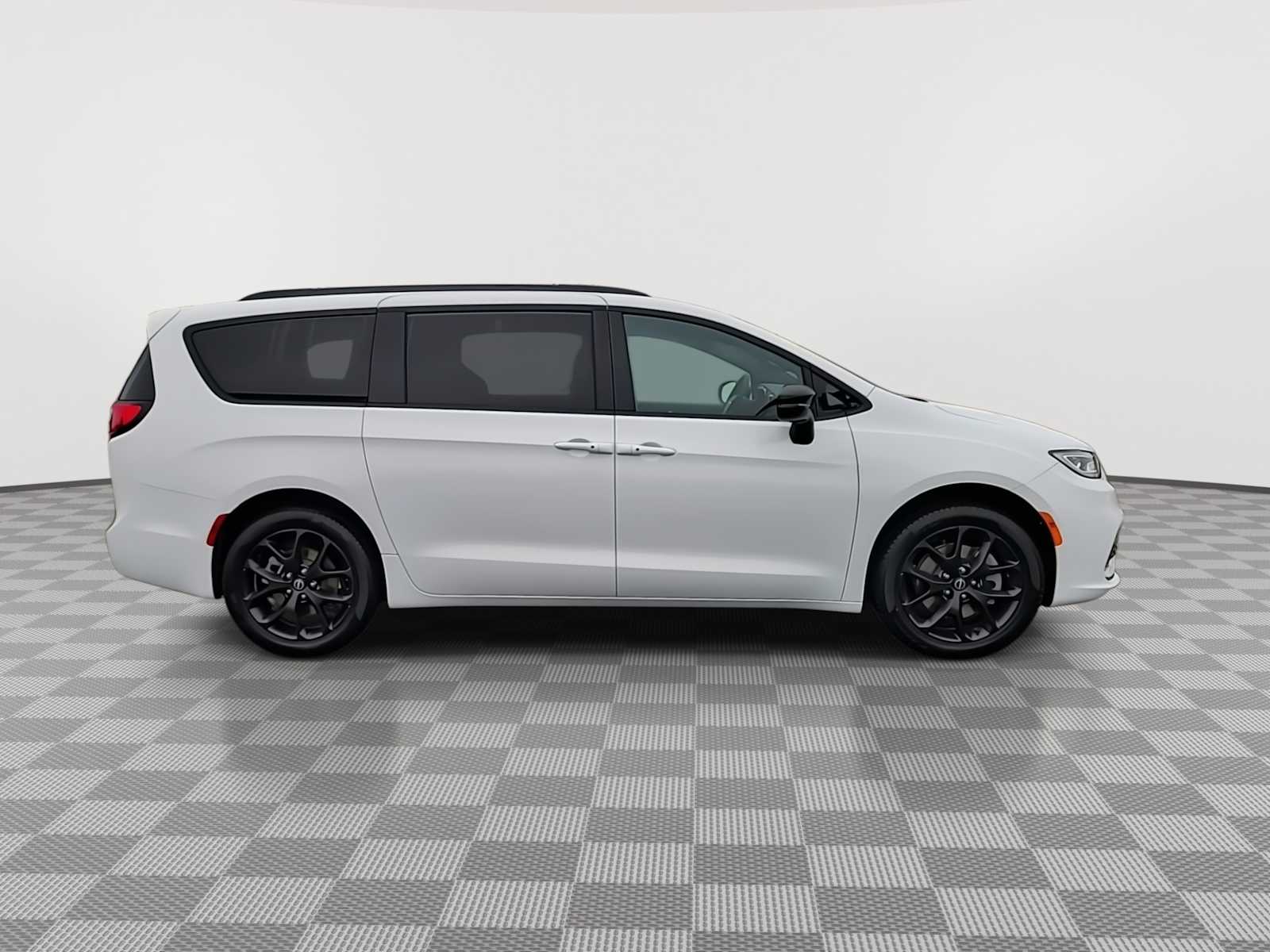 Thumbnail: 2026 Chrysler Pacifica - 9
