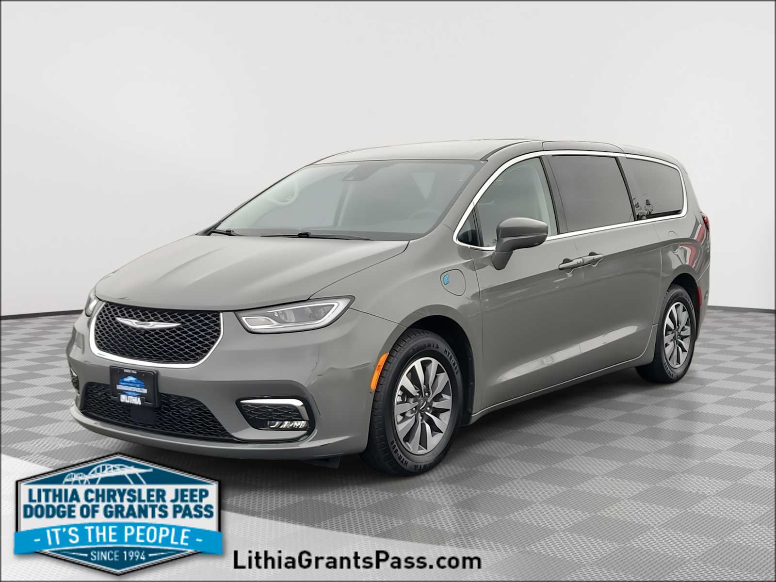 2022 Chrysler Pacifica Hybrid Touring L's photo