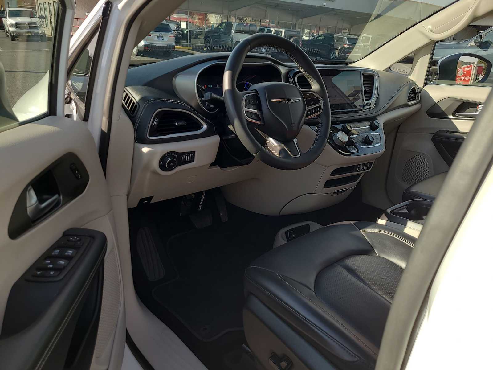 Thumbnail: 2023 Chrysler Pacifica - 10