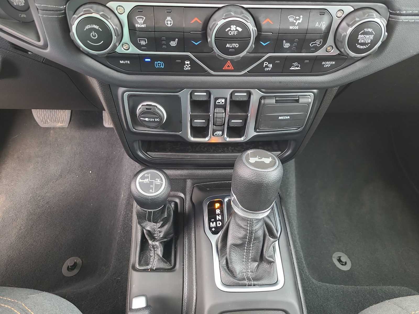 2024 Jeep Wrangler Sahara 25