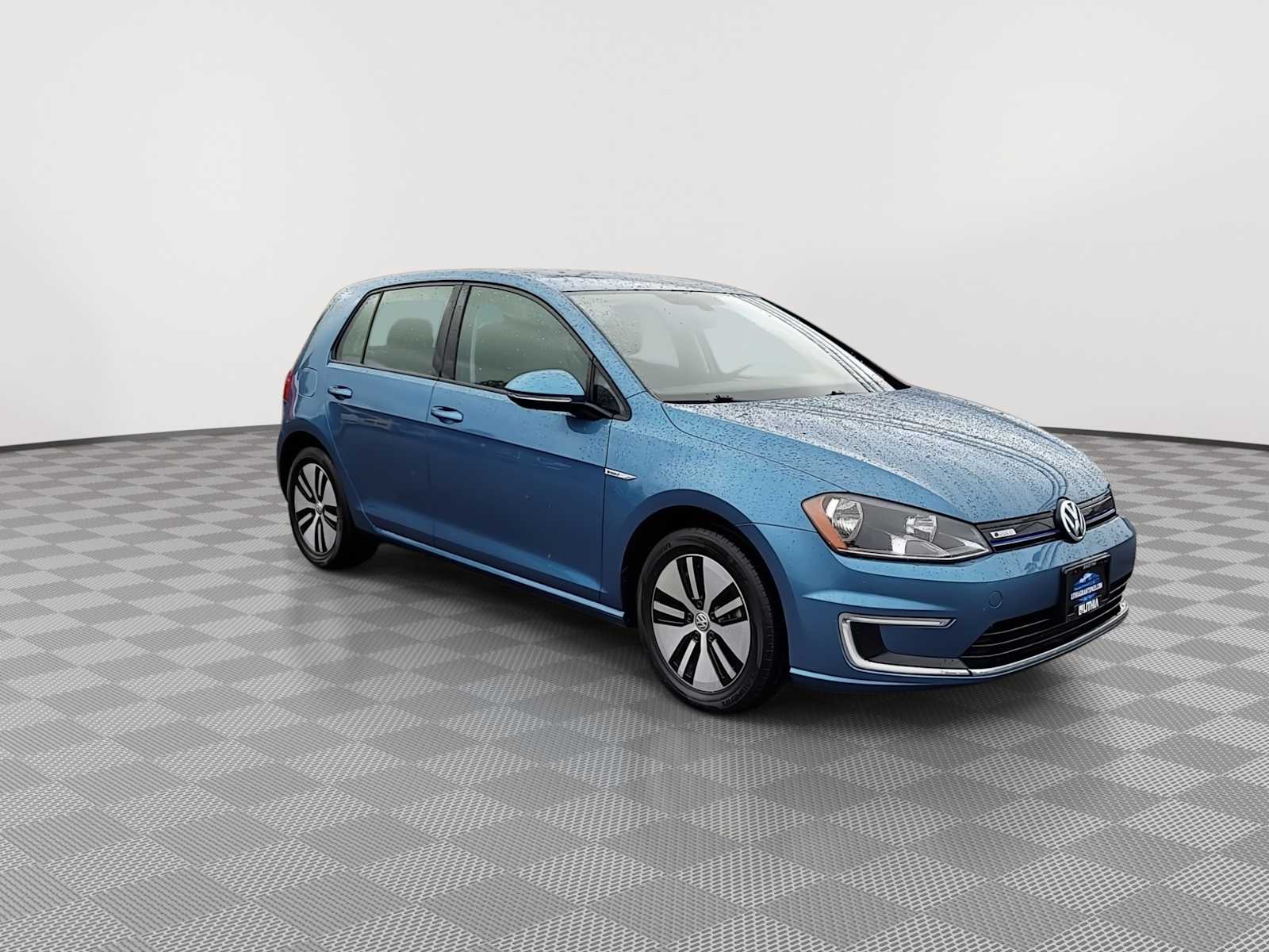 Used 2016 Volkswagen e-Golf e-Golf SE with VIN WVWKP7AUXGW916318 for sale in Grants Pass, OR