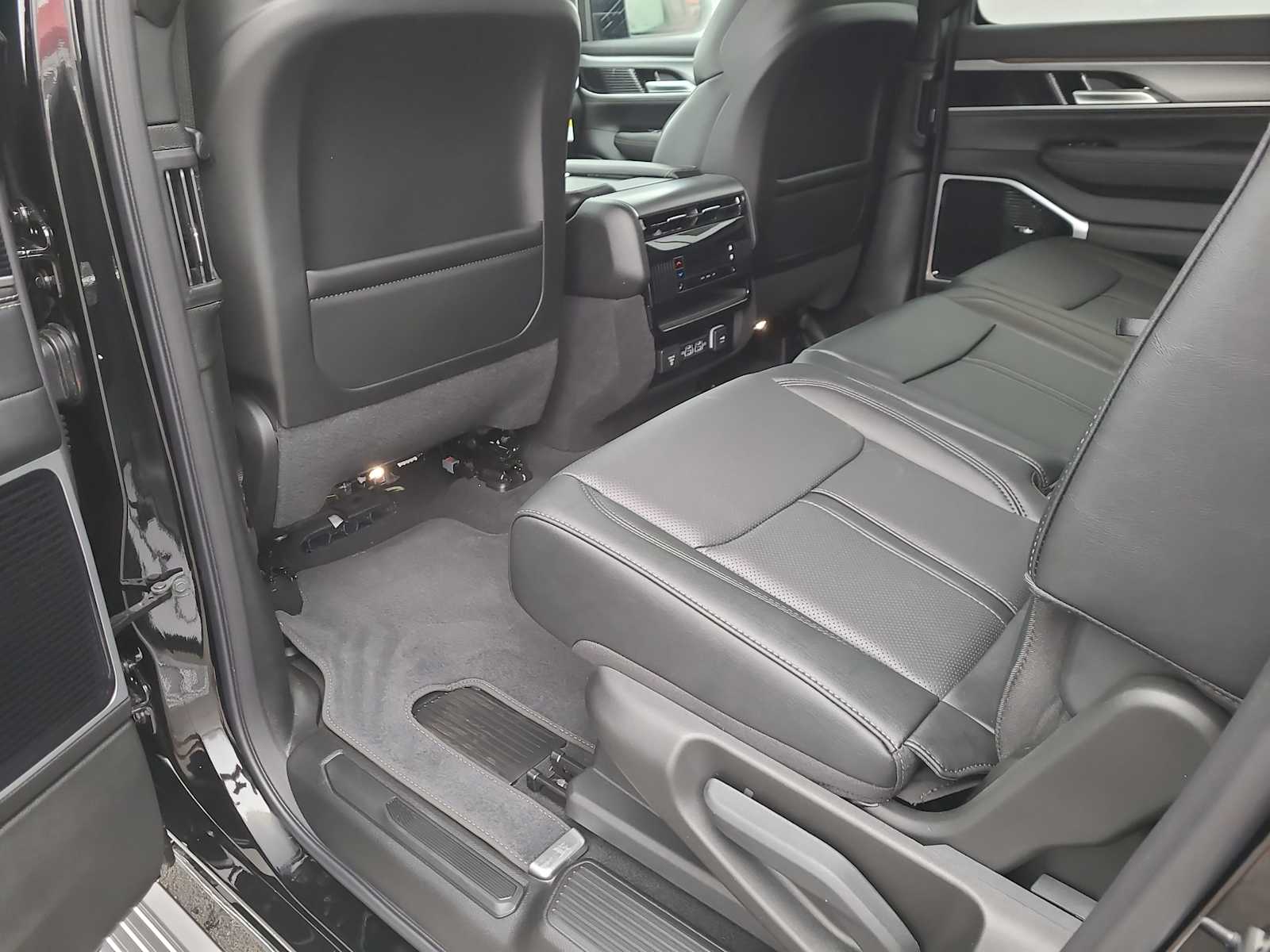 Thumbnail: 2026 Jeep Grand Wagoneer - 20