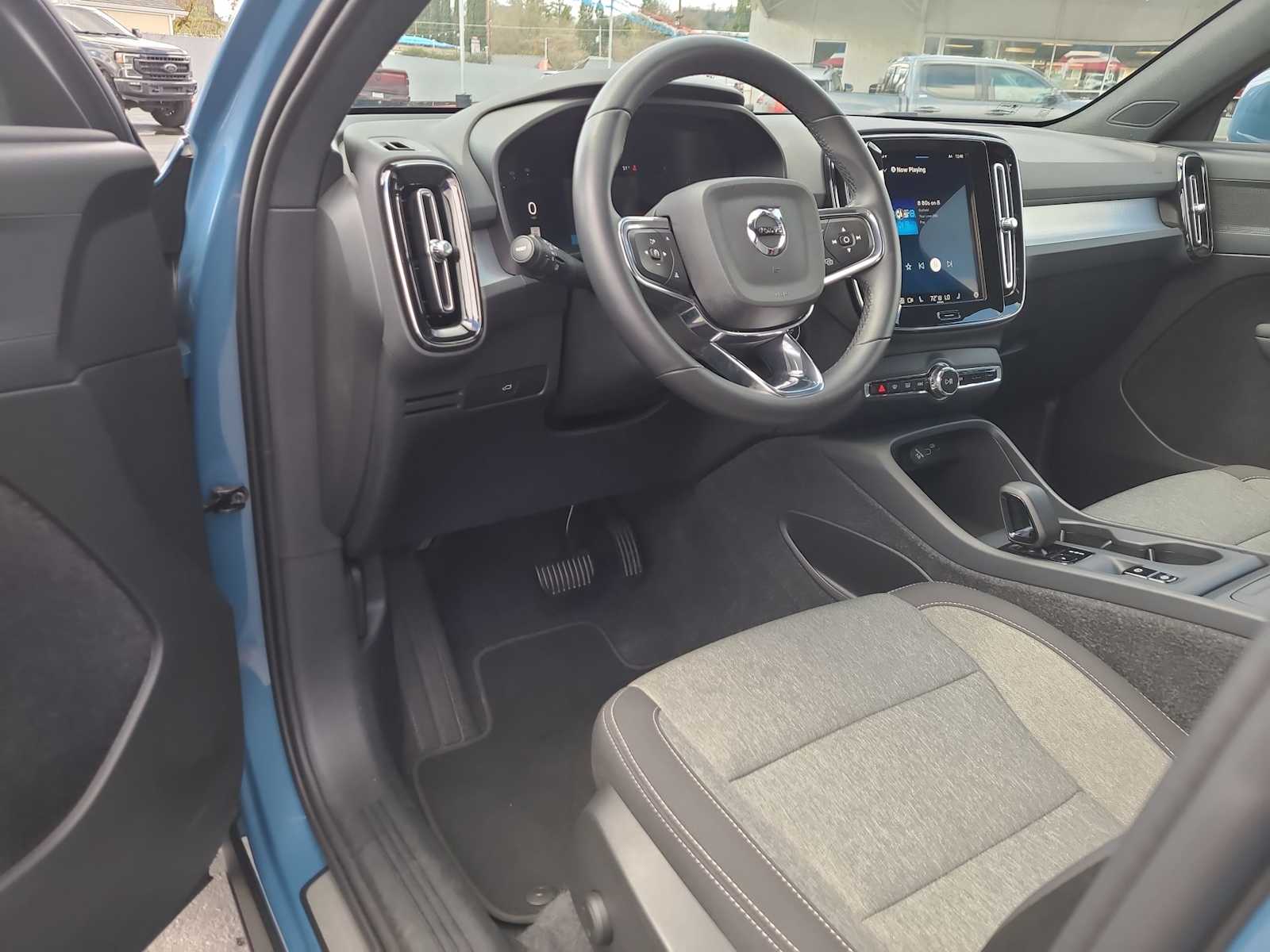 Thumbnail: 2024 Volvo XC40 - 10