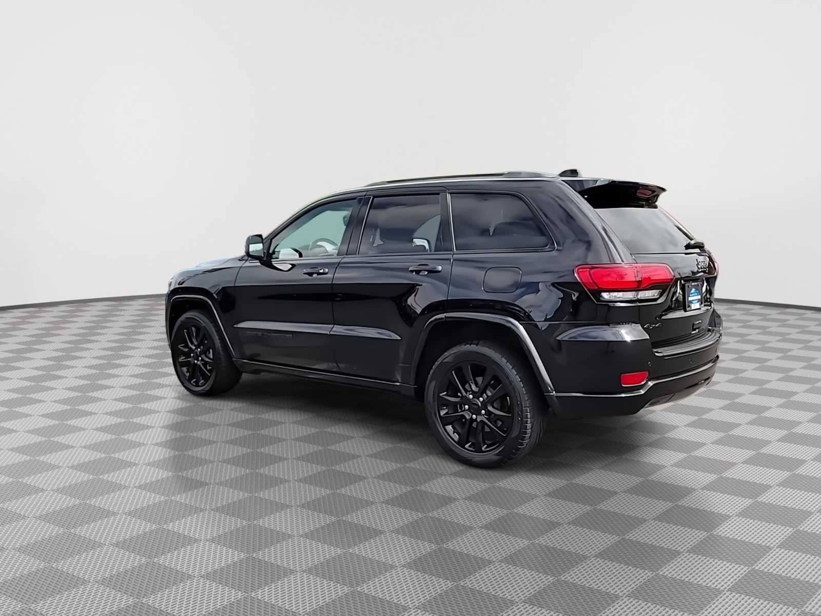 Thumbnail: 2017 Jeep Grand Cherokee - 6