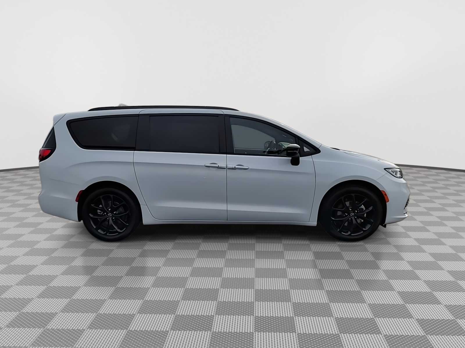 Thumbnail: 2026 Chrysler Pacifica - 9