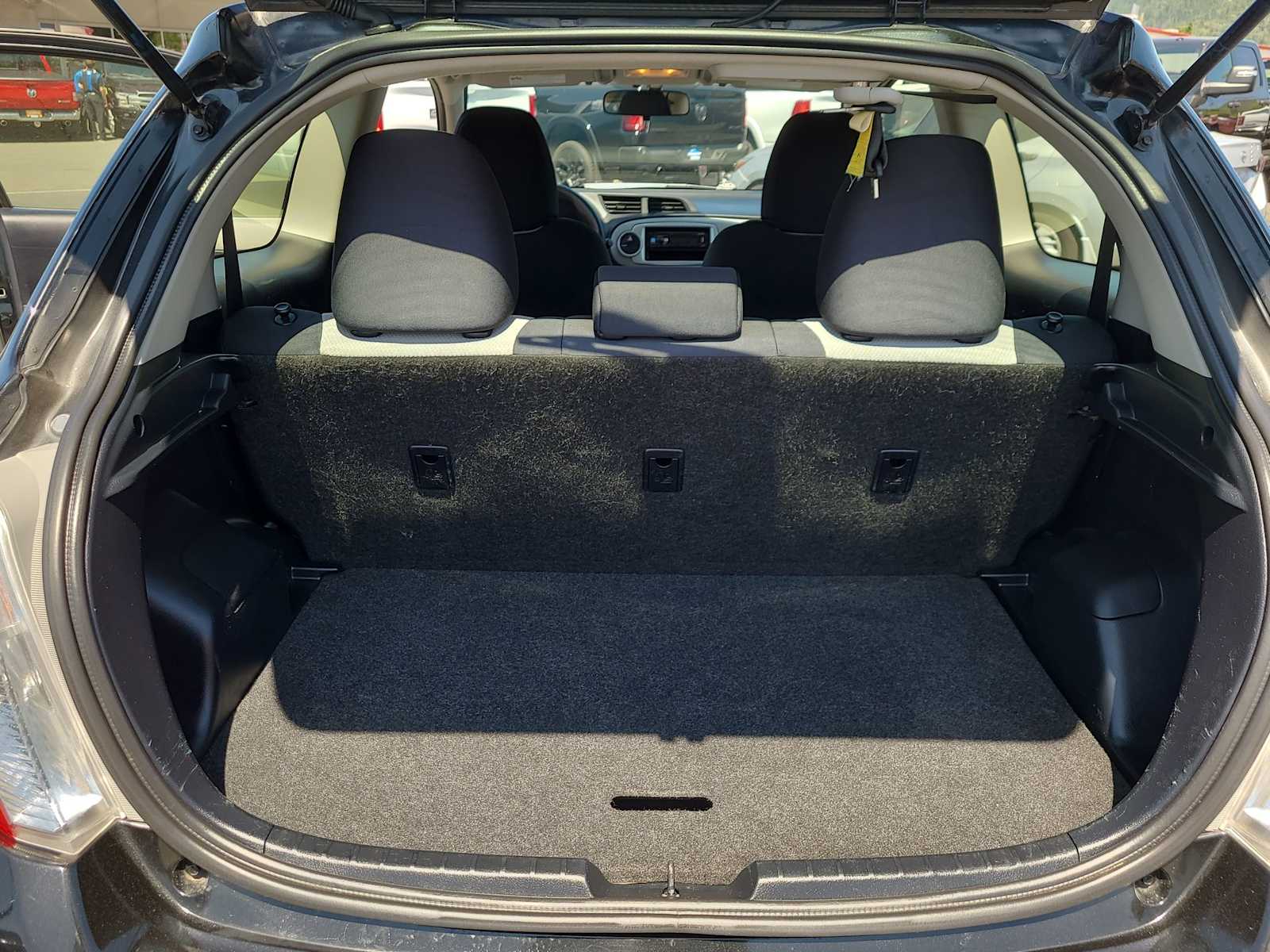 2014 Toyota Yaris L 27