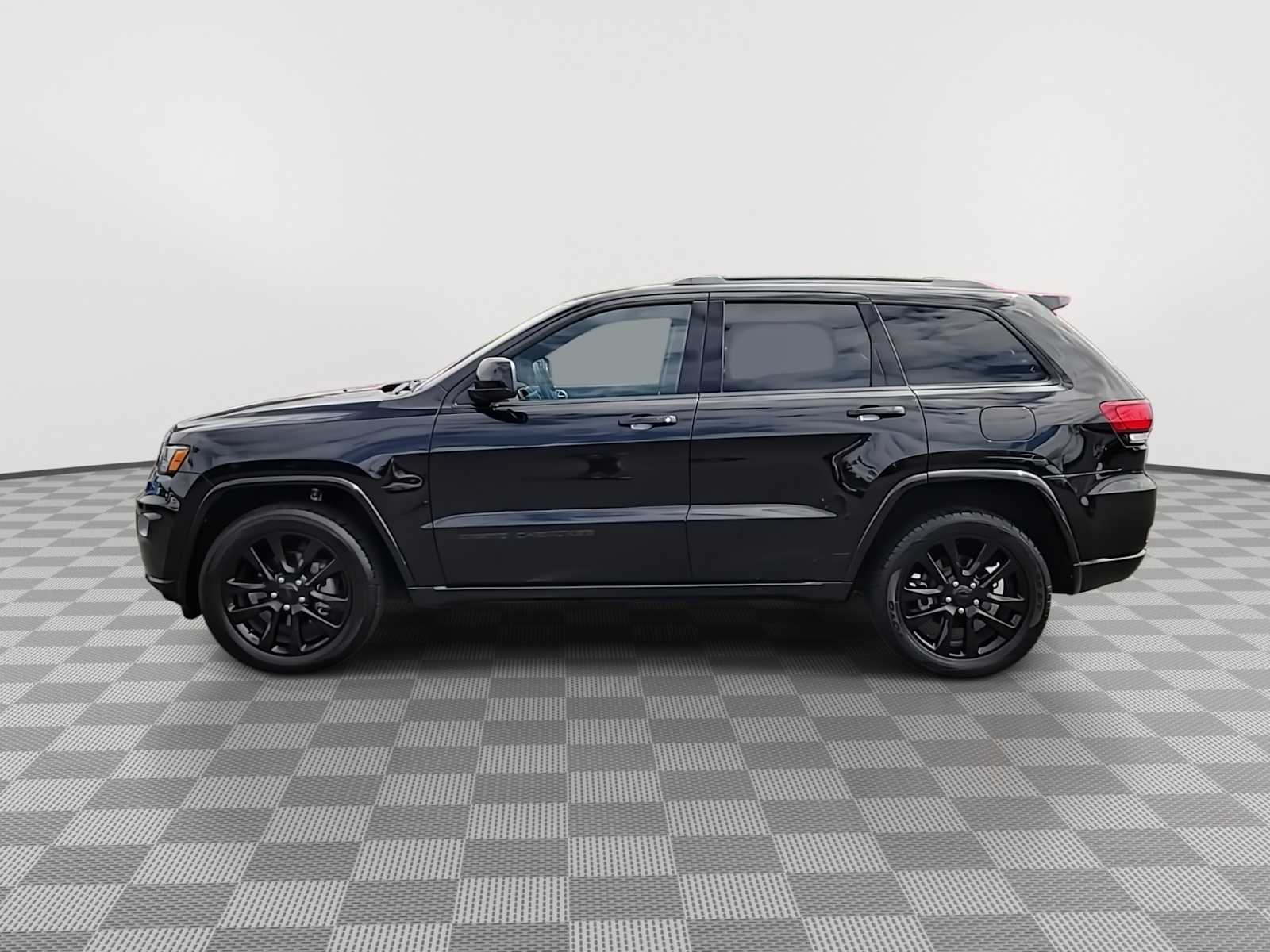 Thumbnail: 2017 Jeep Grand Cherokee - 5