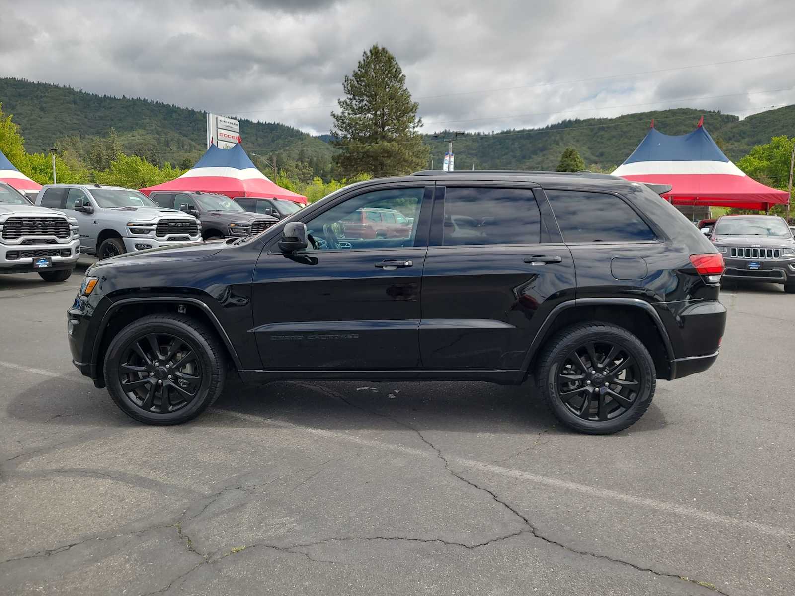 Thumbnail: 2017 Jeep Grand Cherokee - 11