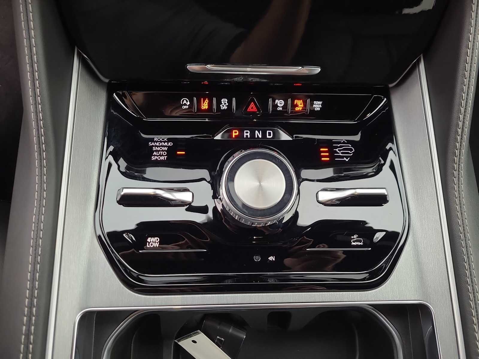 Thumbnail: 2026 Jeep Grand Wagoneer - 25