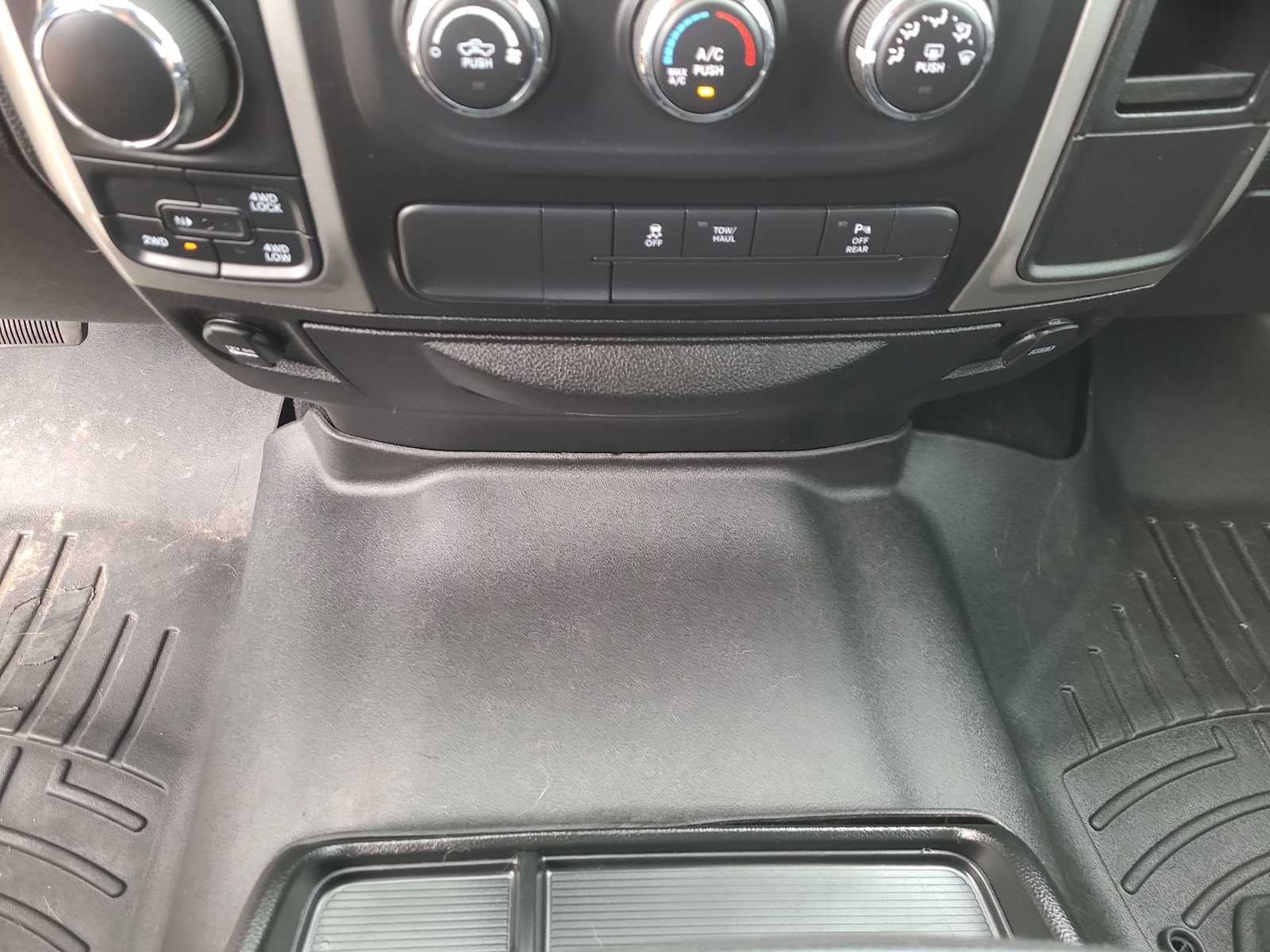 Thumbnail: 2020 RAM 1500 Classic - 25