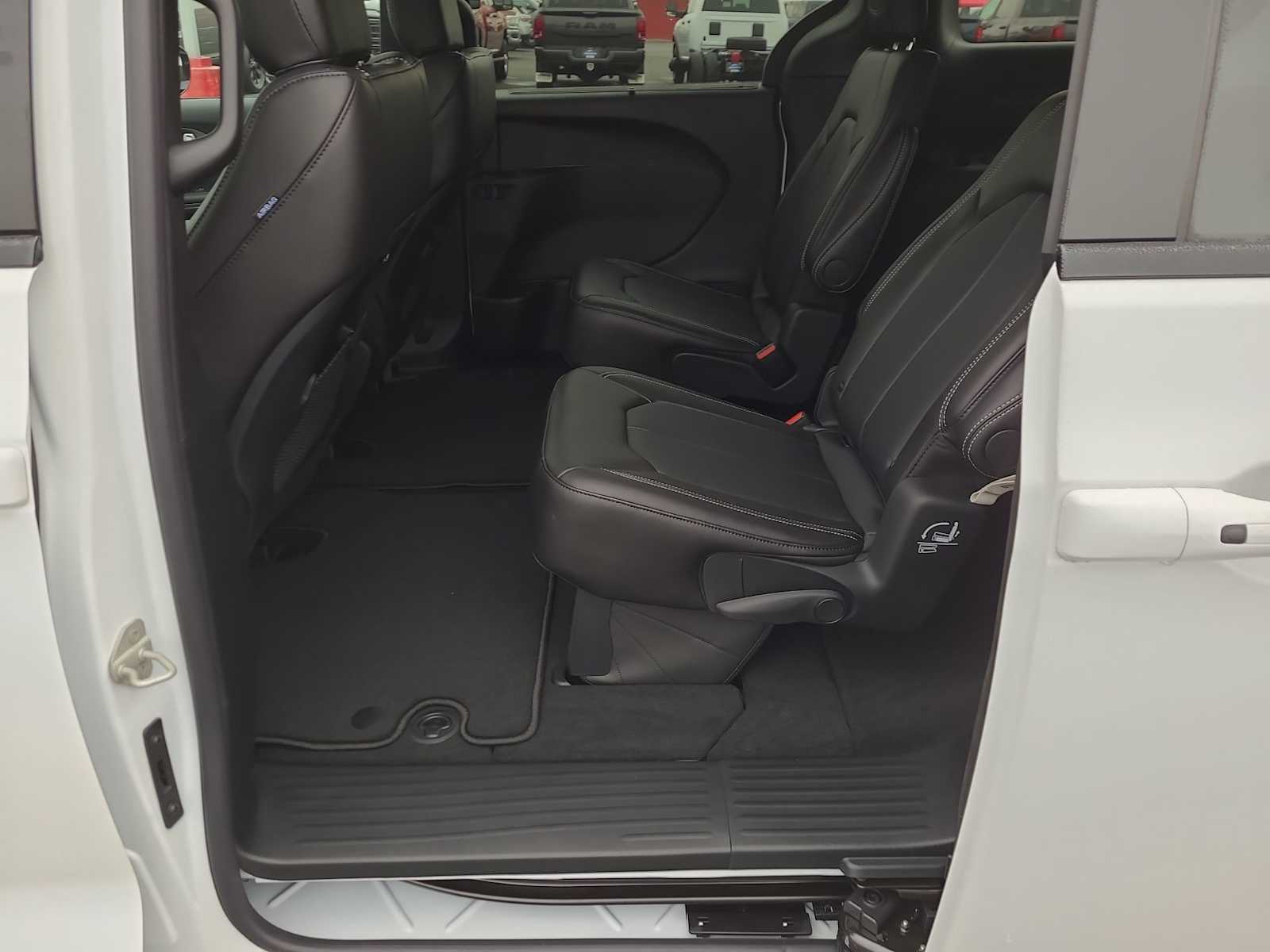 Thumbnail: 2026 Chrysler Pacifica - 21