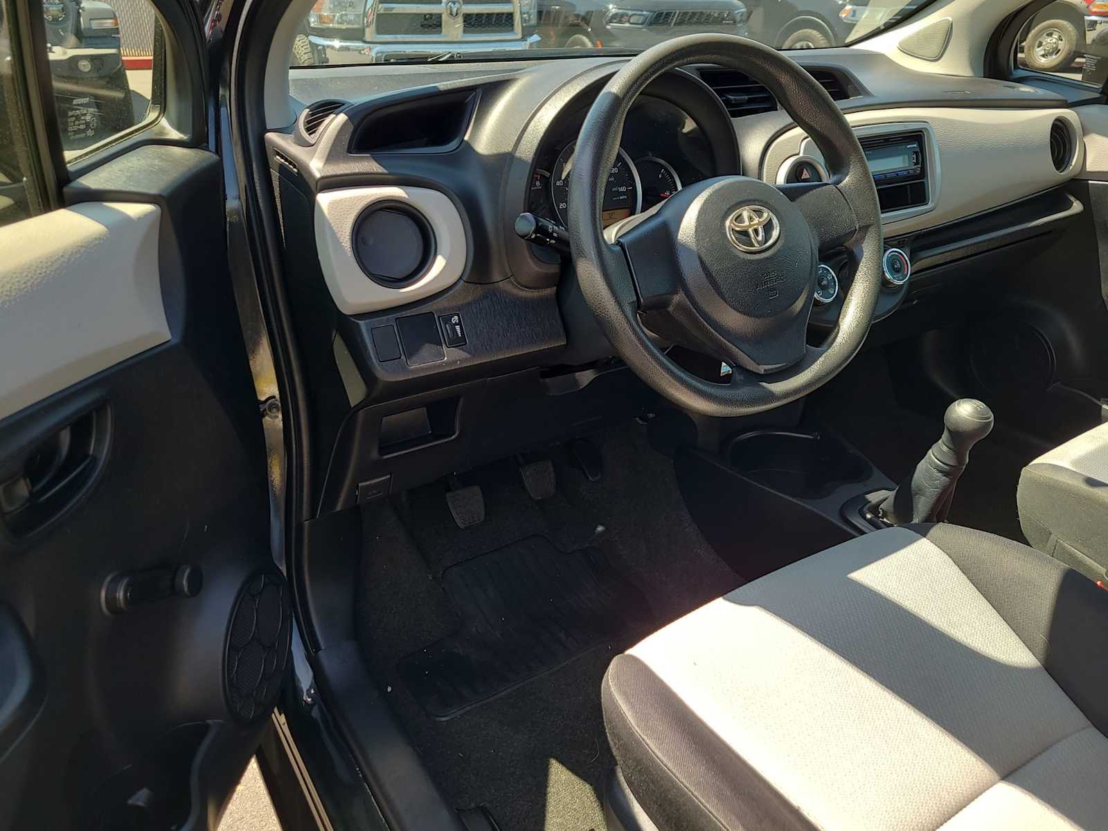 2014 Toyota Yaris L 10