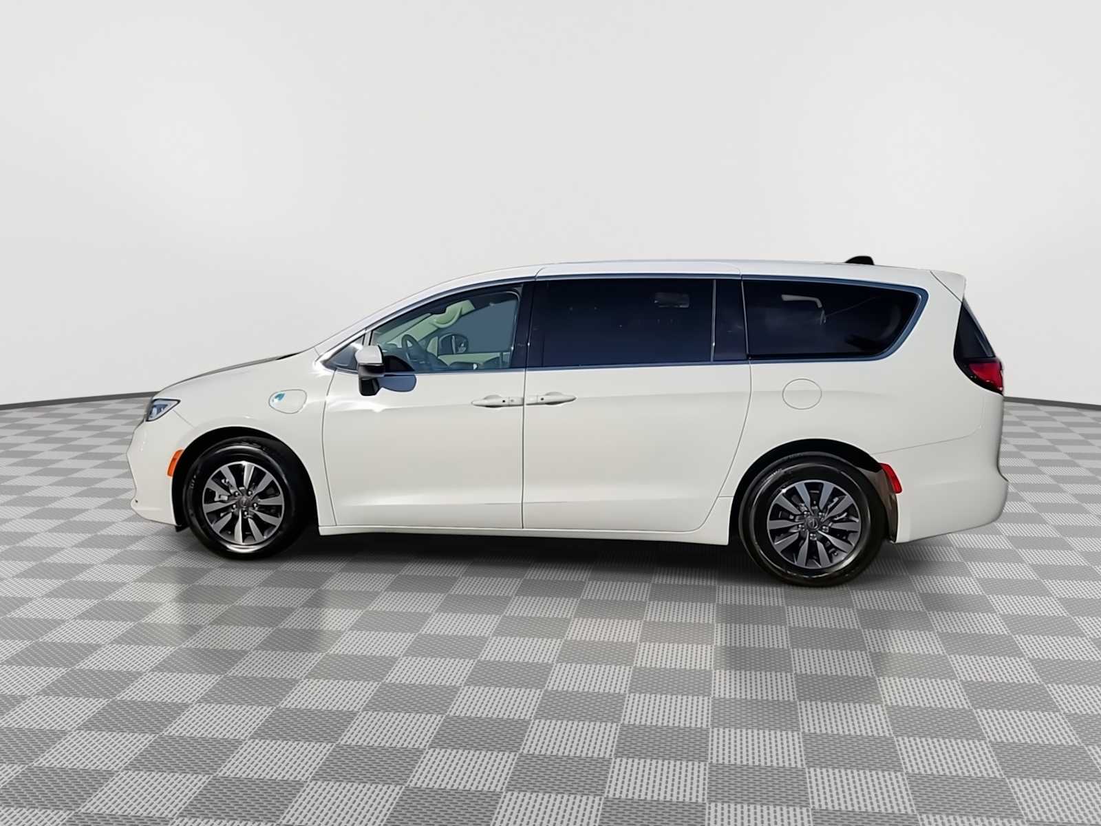 Thumbnail: 2023 Chrysler Pacifica - 5