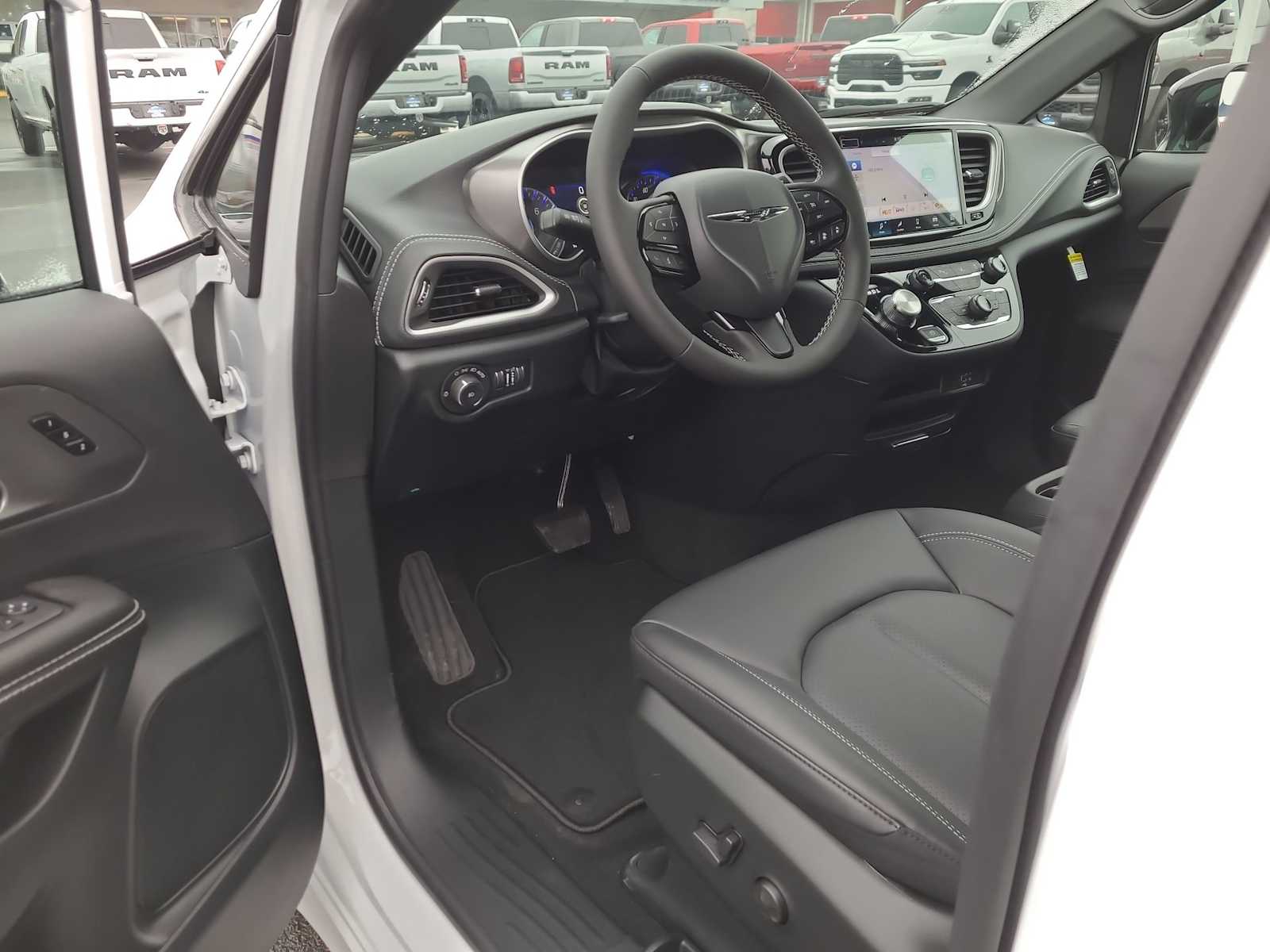 Thumbnail: 2026 Chrysler Pacifica - 10