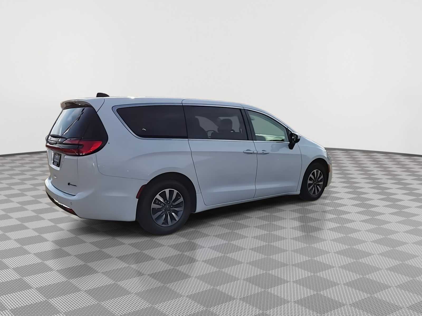 Thumbnail: 2023 Chrysler Pacifica - 8