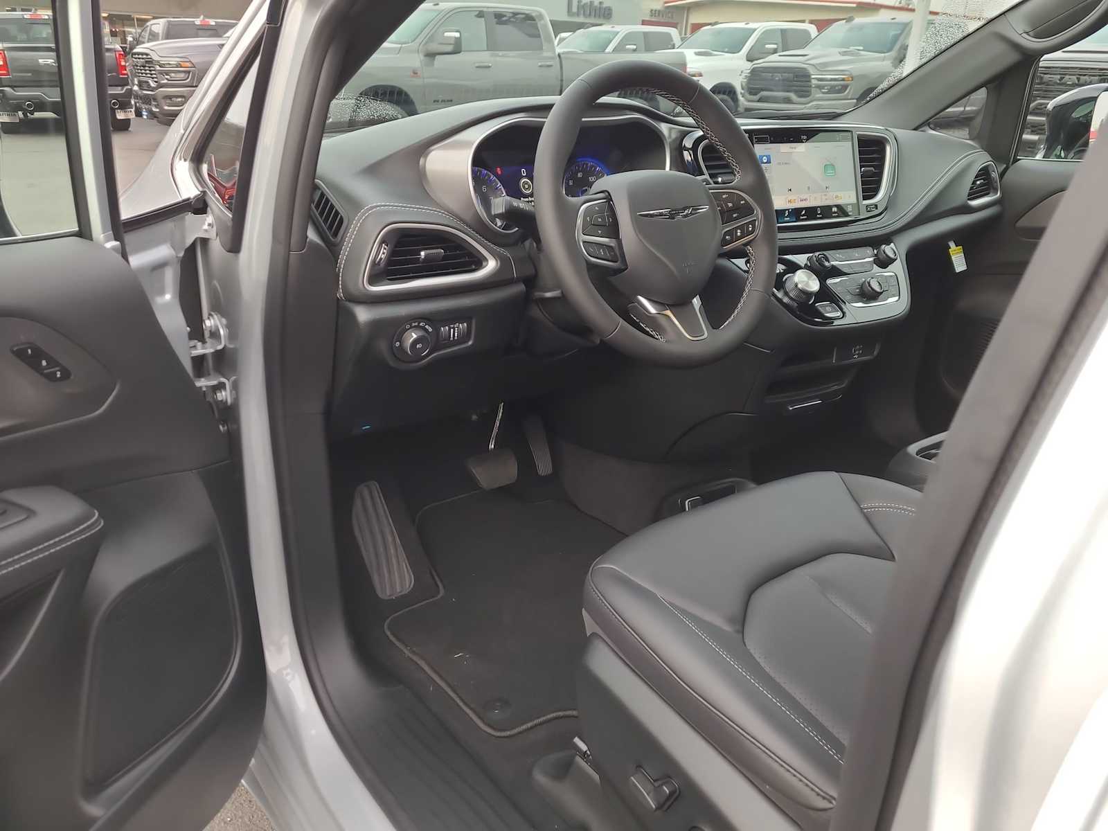 Thumbnail: 2026 Chrysler Pacifica - 10