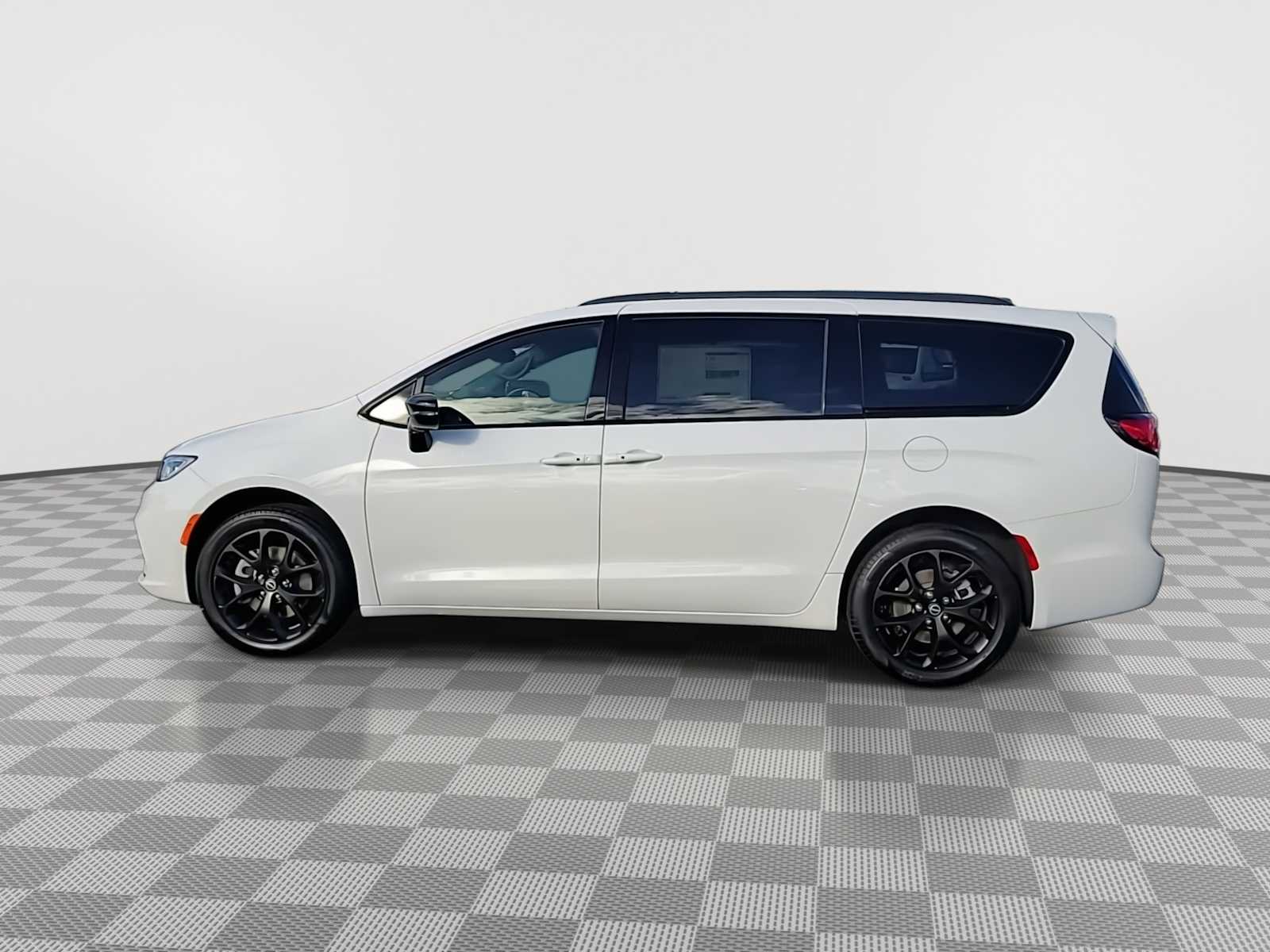 Thumbnail: 2026 Chrysler Pacifica - 5