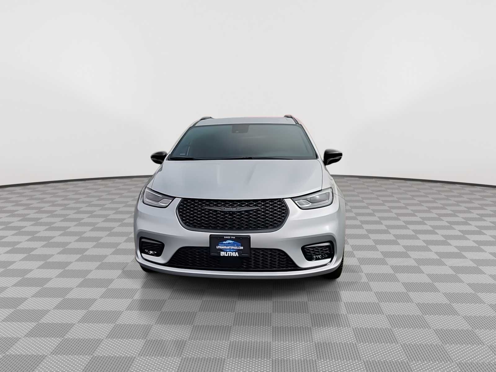 Thumbnail: 2026 Chrysler Pacifica - 3