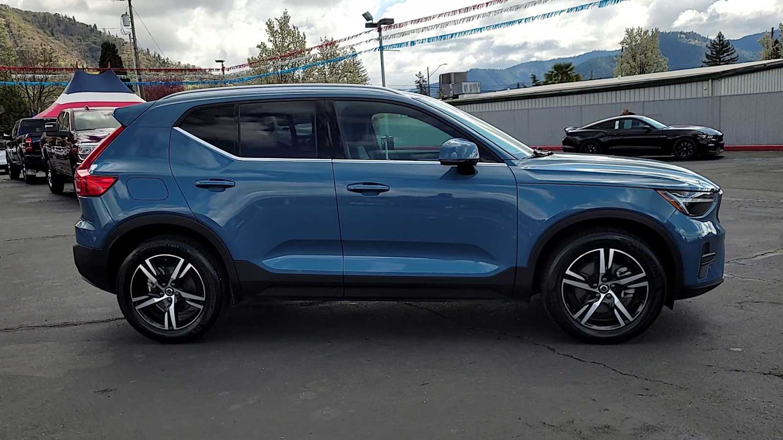 Thumbnail: 2024 Volvo XC40 - 9
