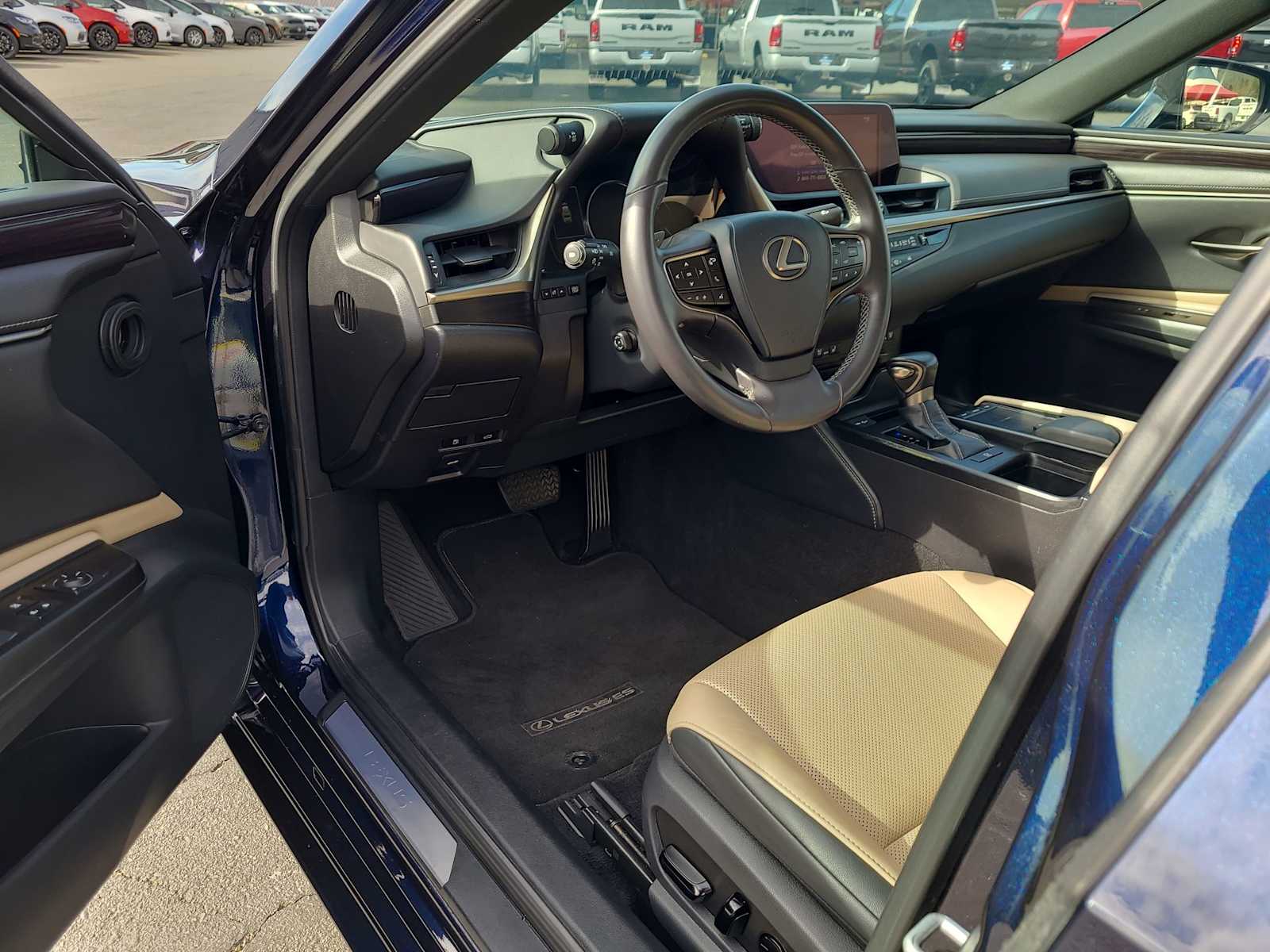 Thumbnail: 2019 Lexus ES - 10