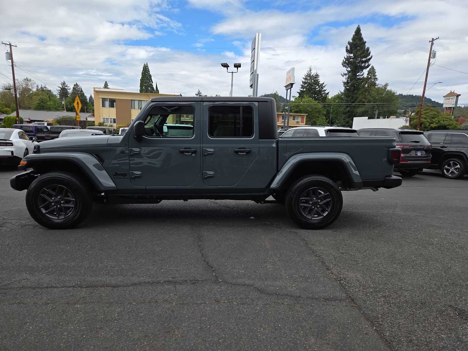 Thumbnail: 2026 Jeep Gladiator - 11