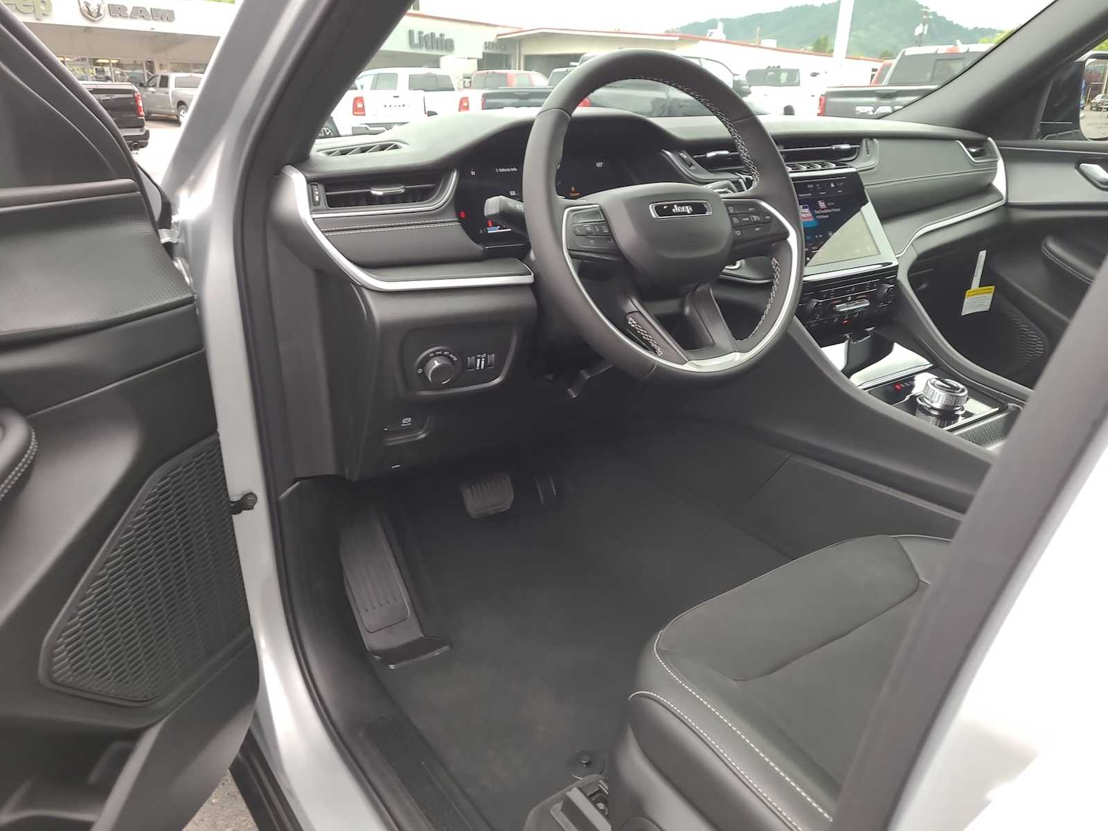 Thumbnail: 2025 Jeep Grand Cherokee - 10