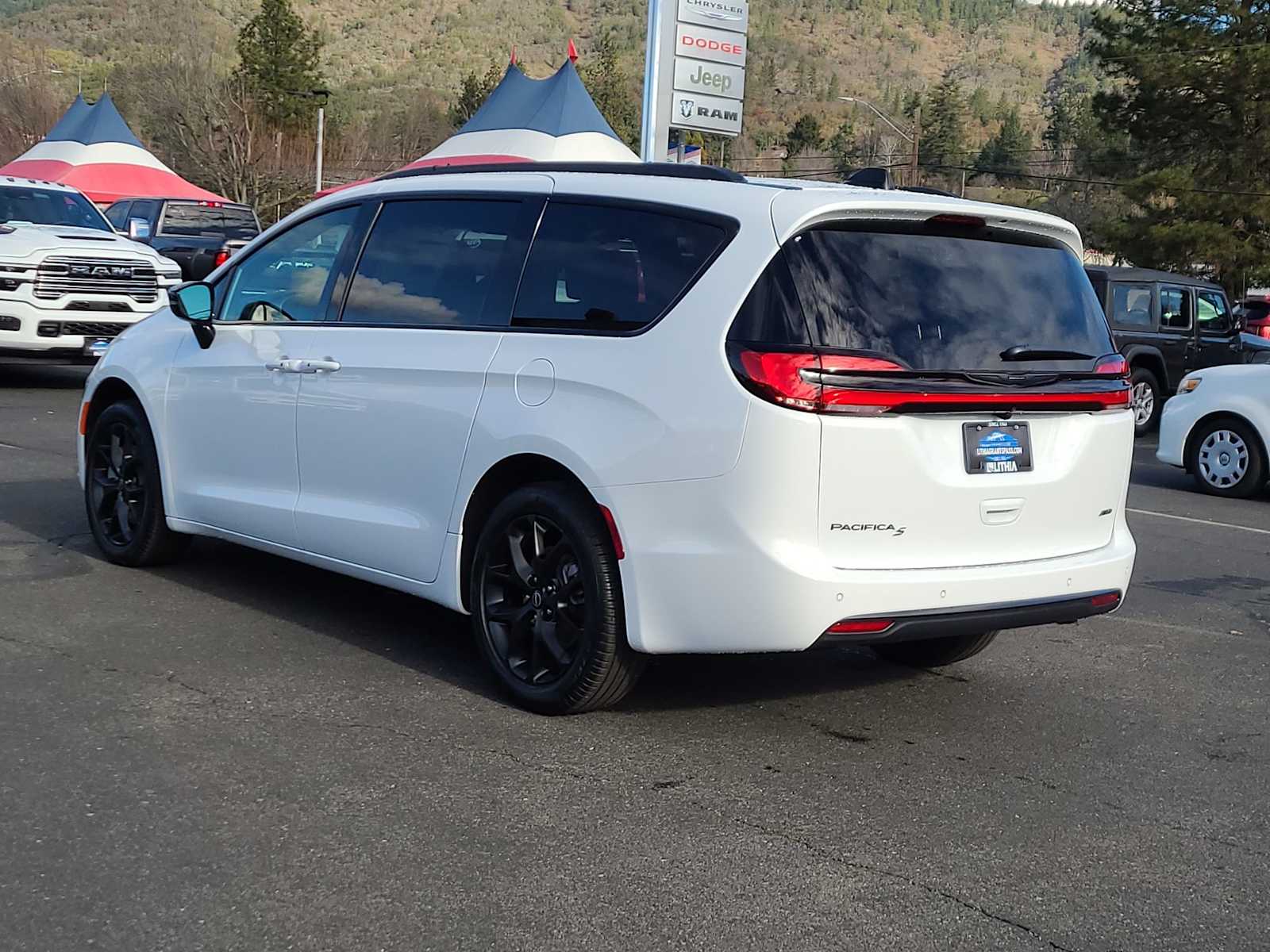 Thumbnail: 2026 Chrysler Pacifica - 12