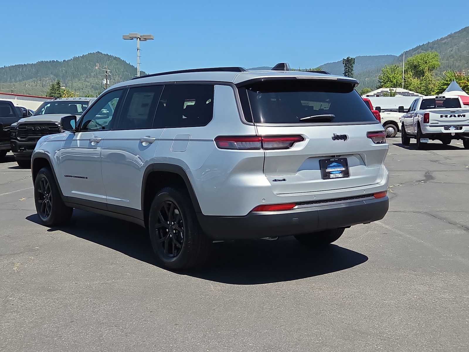 Thumbnail: 2026 Jeep Grand Cherokee - 12