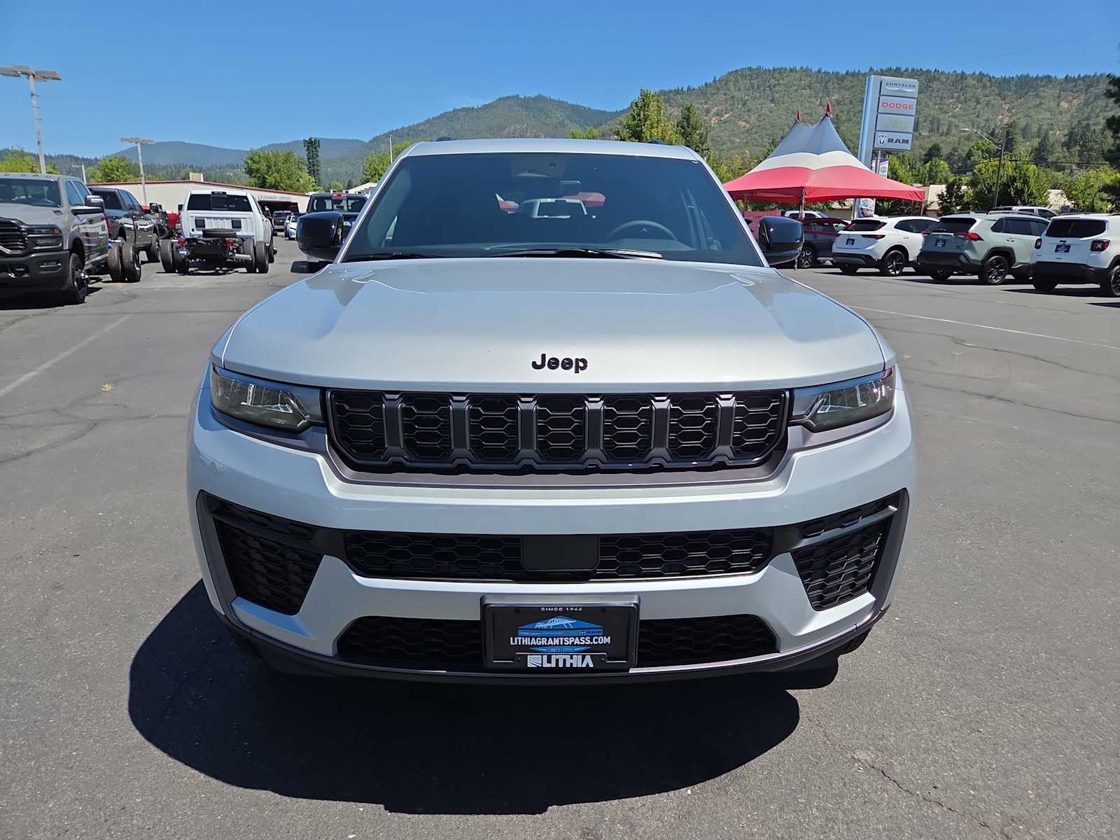 Thumbnail: 2026 Jeep Grand Cherokee - 14