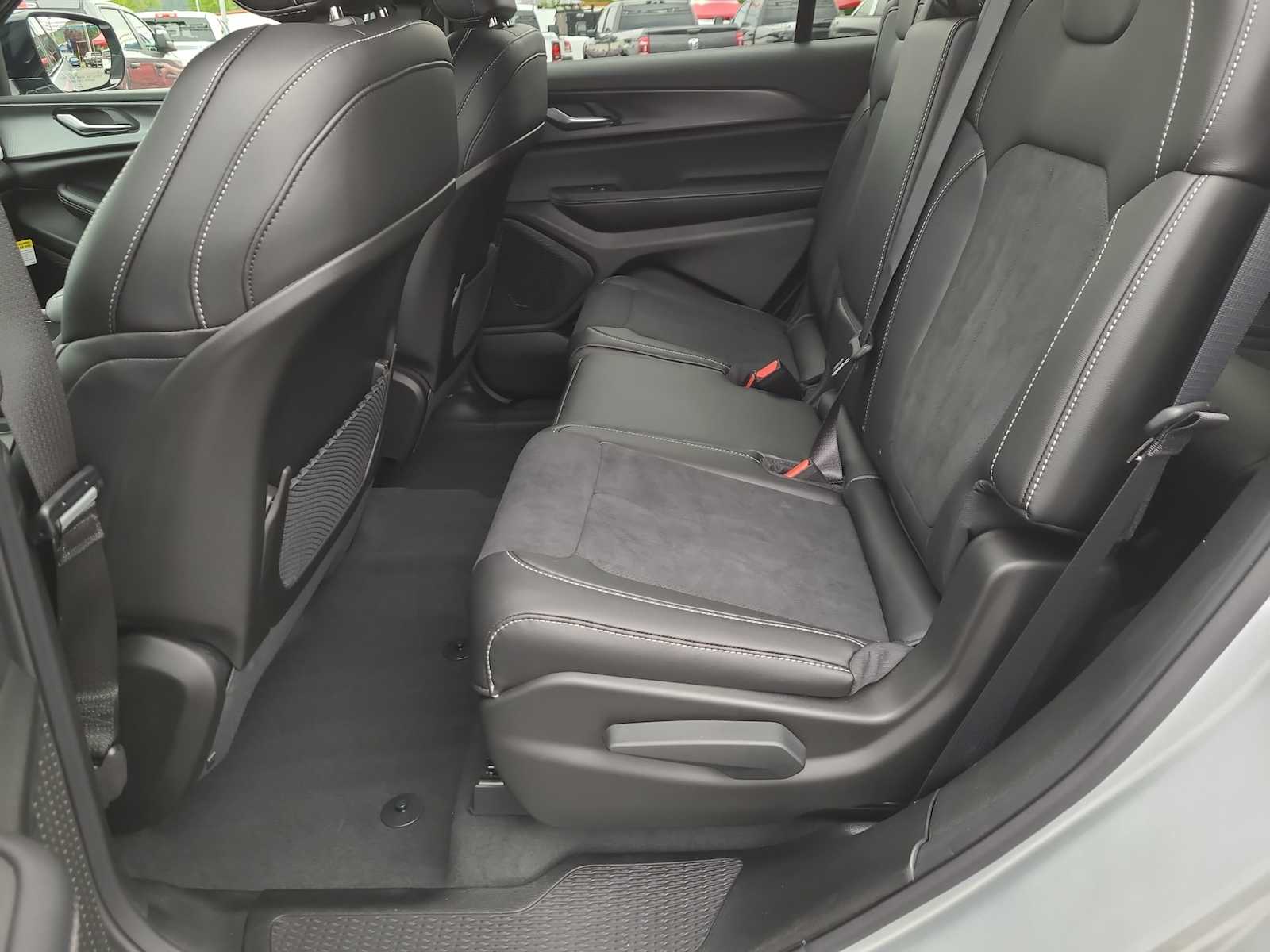 Thumbnail: 2025 Jeep Grand Cherokee - 21