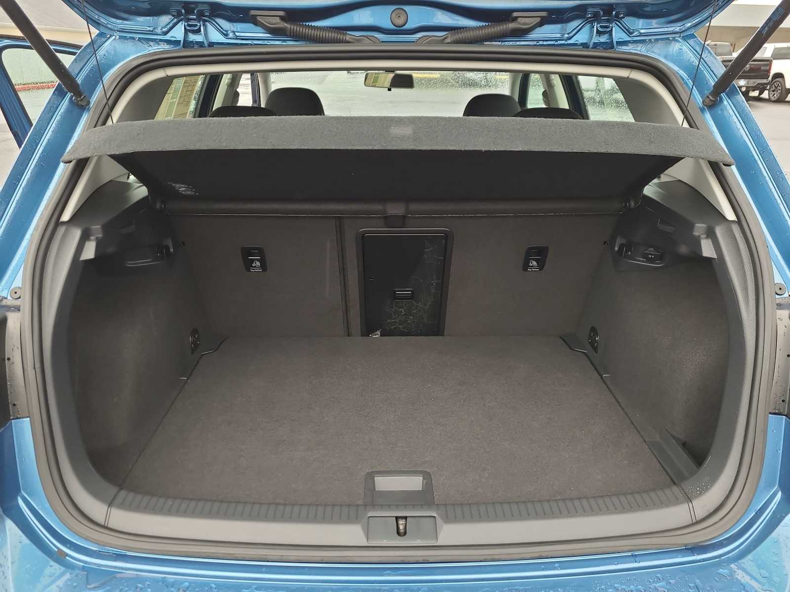 Thumbnail: 2016 Volkswagen e-Golf - 27