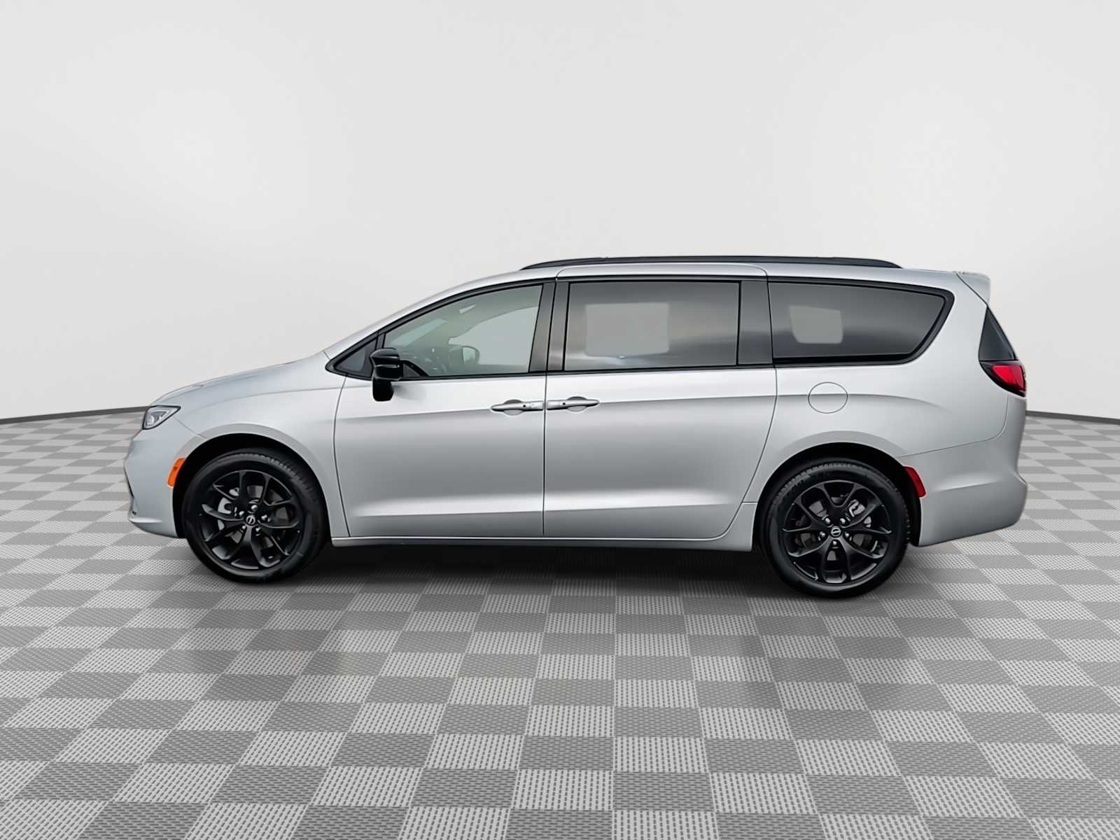 Thumbnail: 2026 Chrysler Pacifica - 5